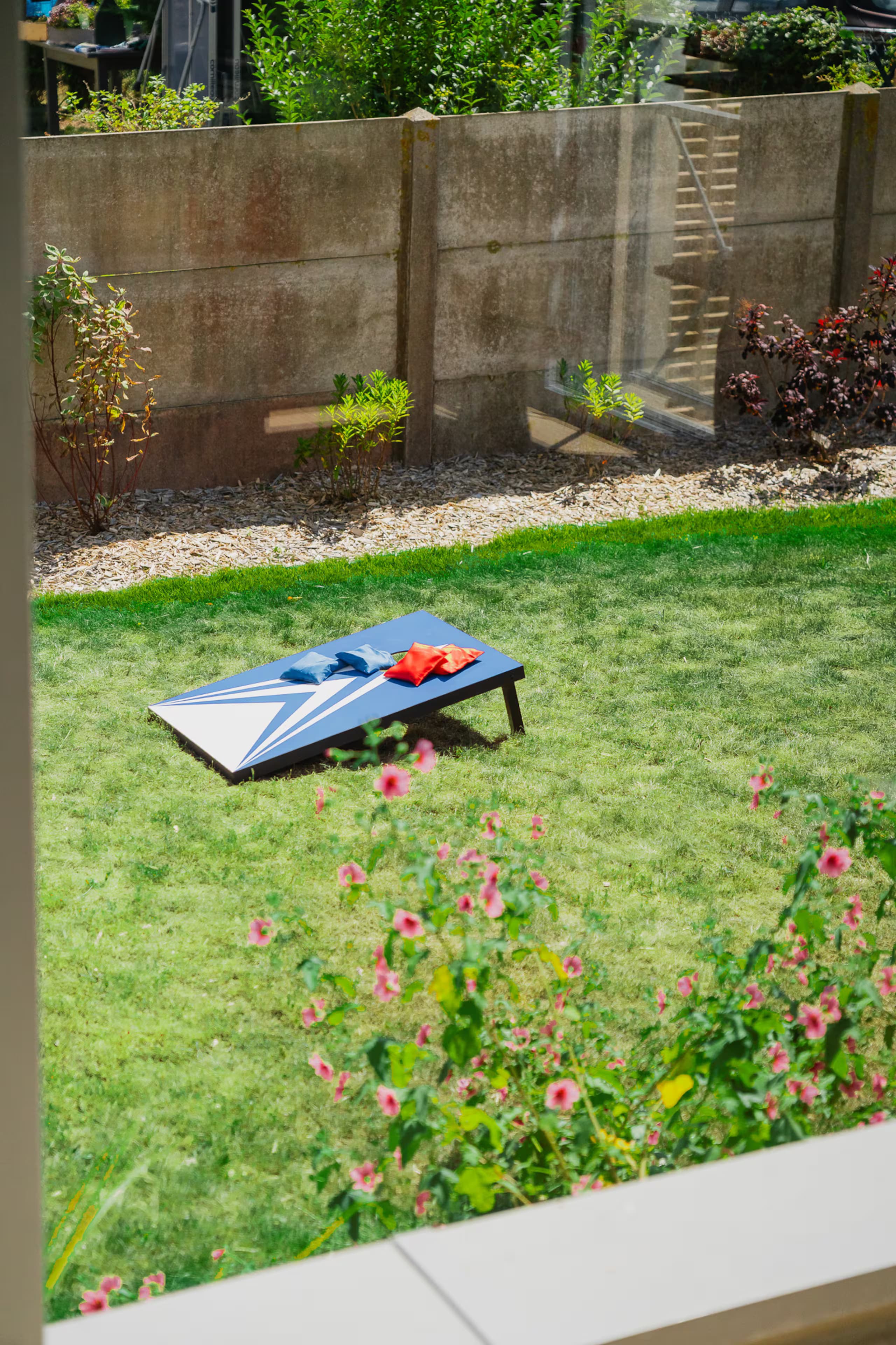Pelouse close avec un jeu de cornhole