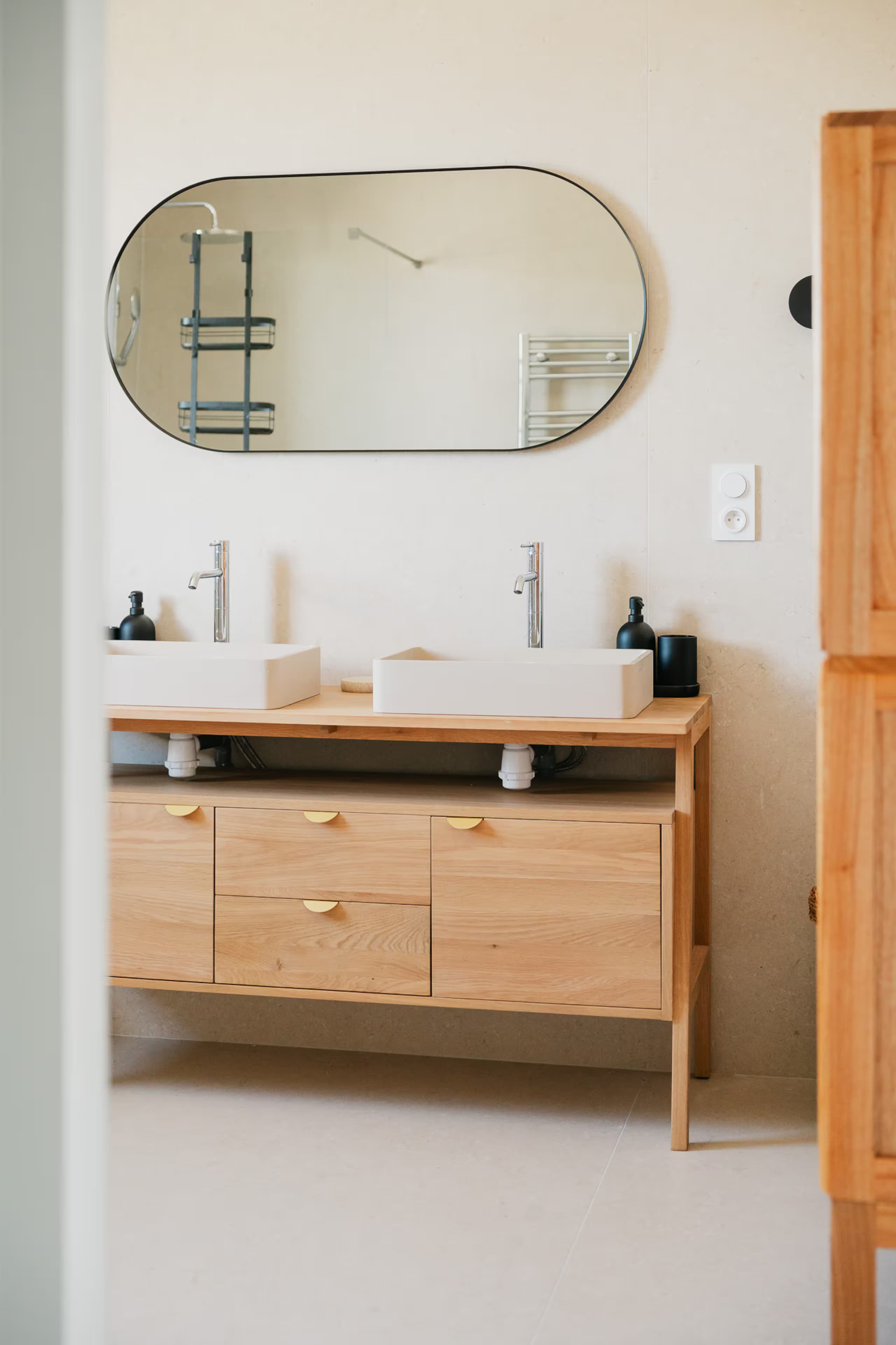 Meuble de salle de bain en bois avec deux vasques et grand miroir
