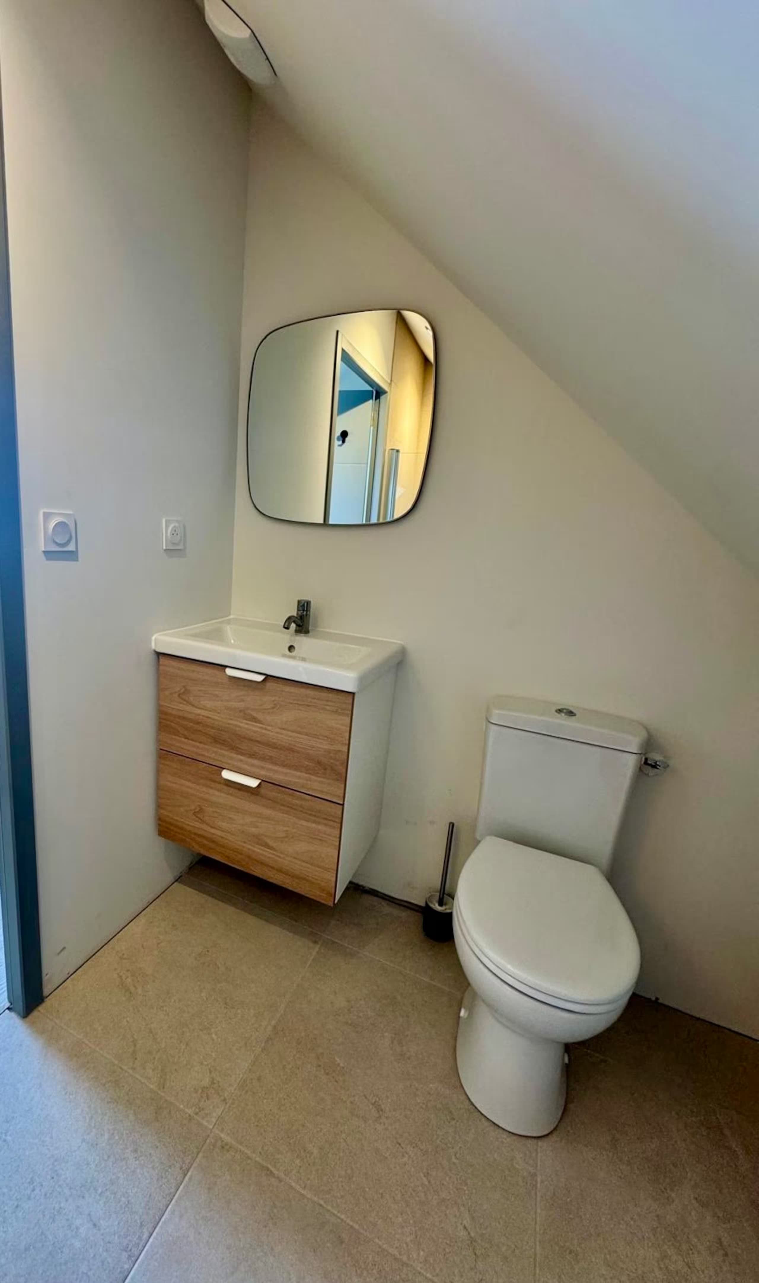 WC avec lave-mains et miroir