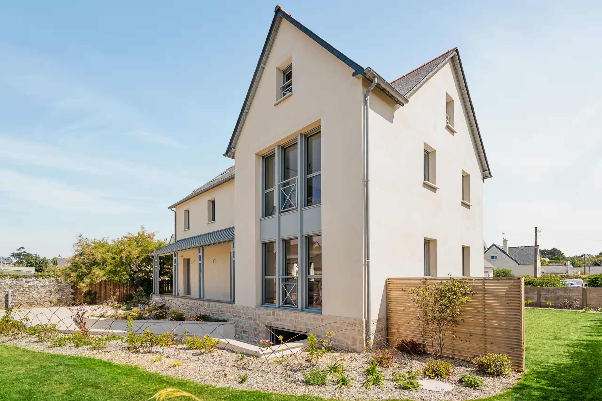Pignon de la maison avec de hautes baies vitrées