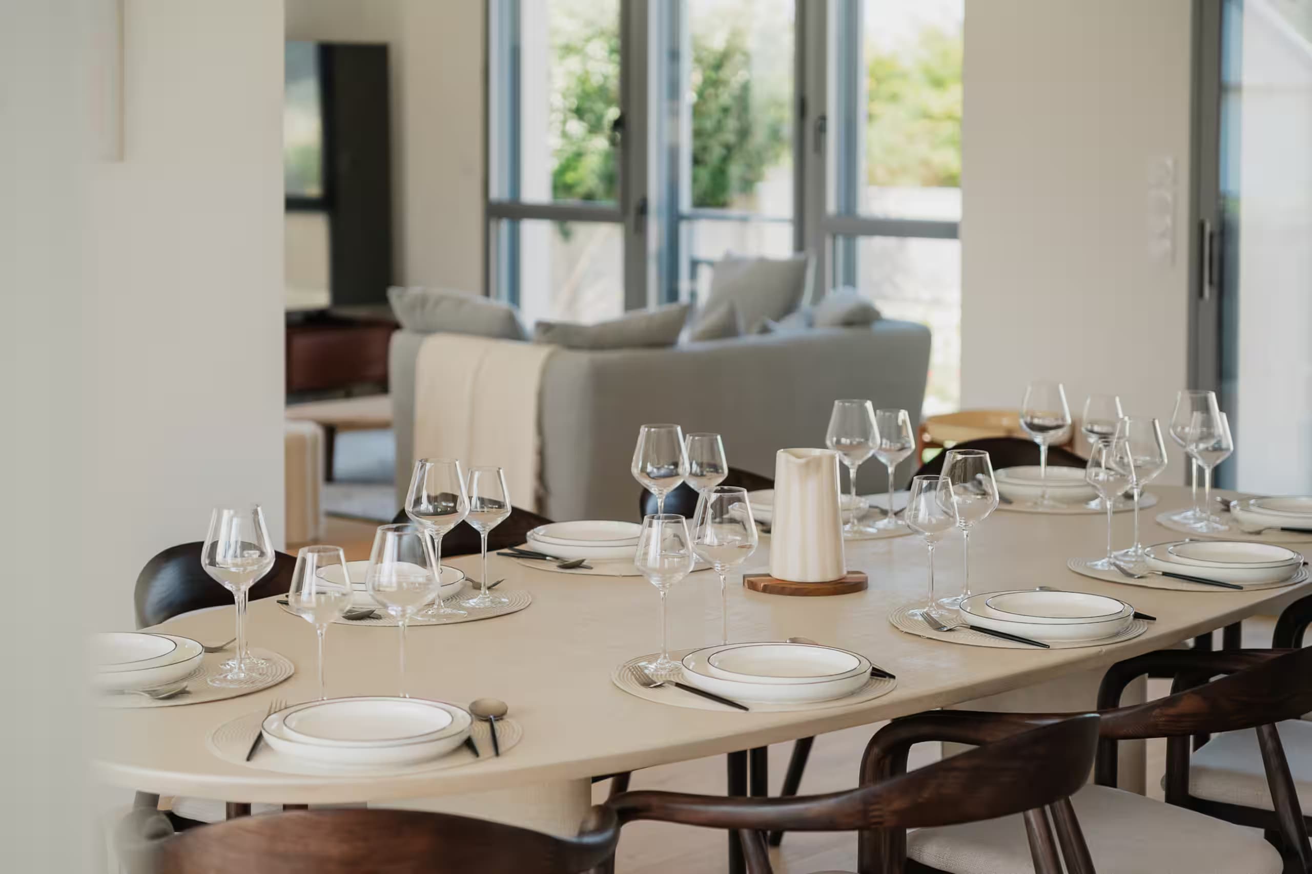 Détail d’une table dressée avec verres à vin et assiettes