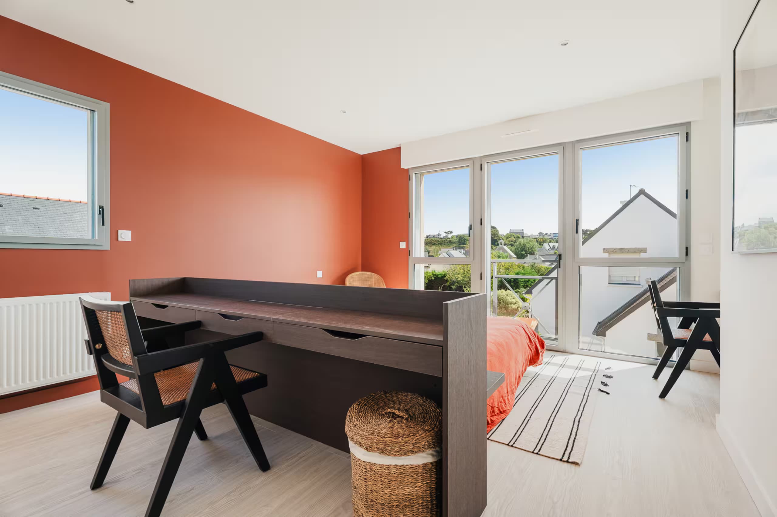 Chambre terracotta avec bureau et accès balcon