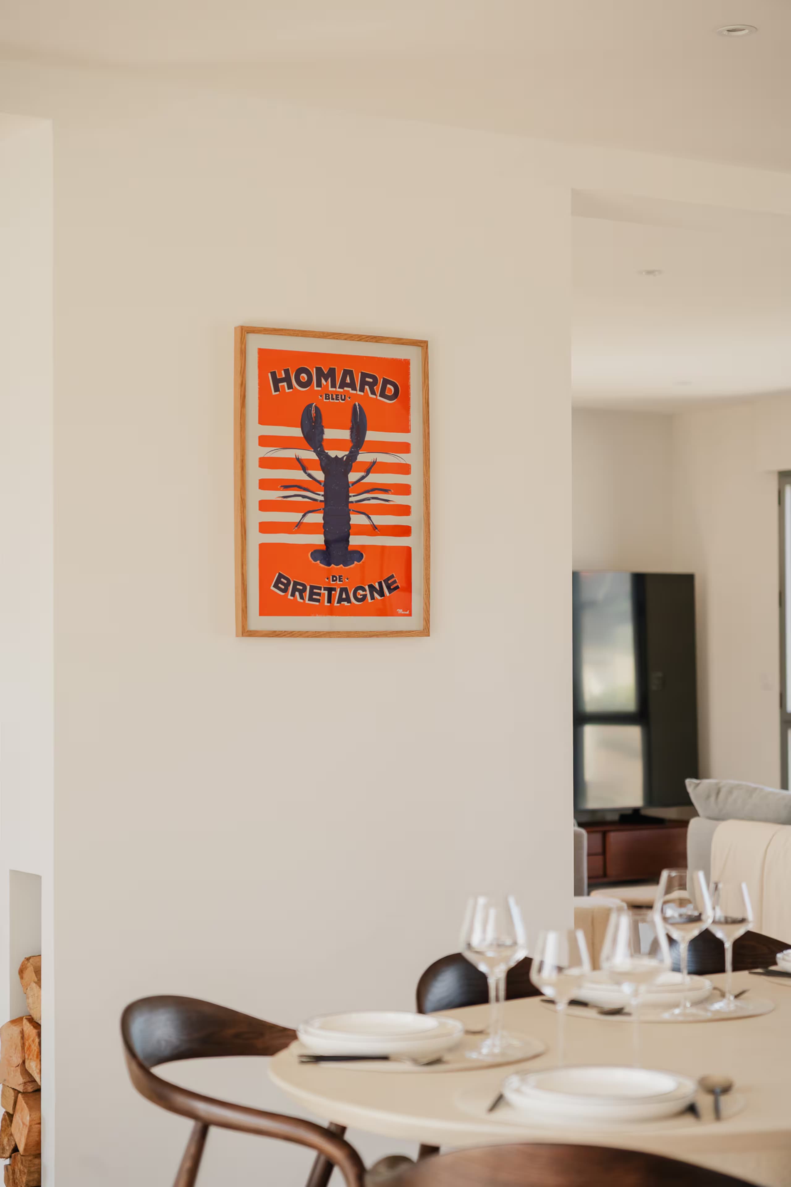 Affiche Homard de Bretagne au mur près de la table