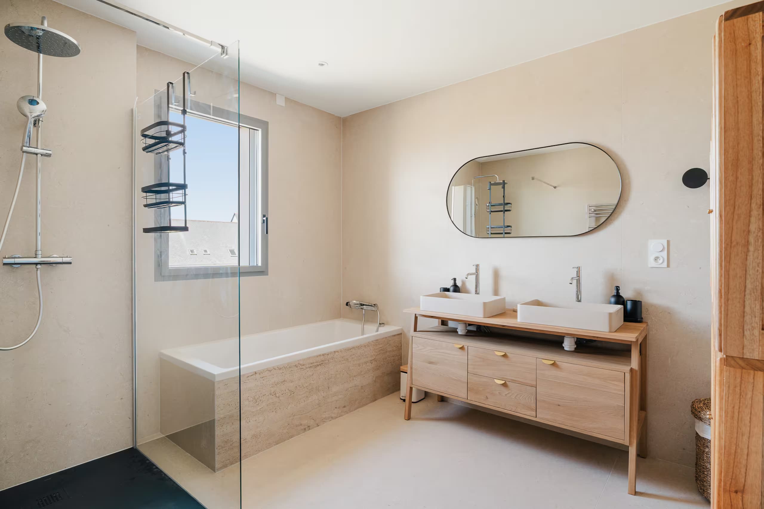 Salle de bain avec baignoire, douche et double vasque