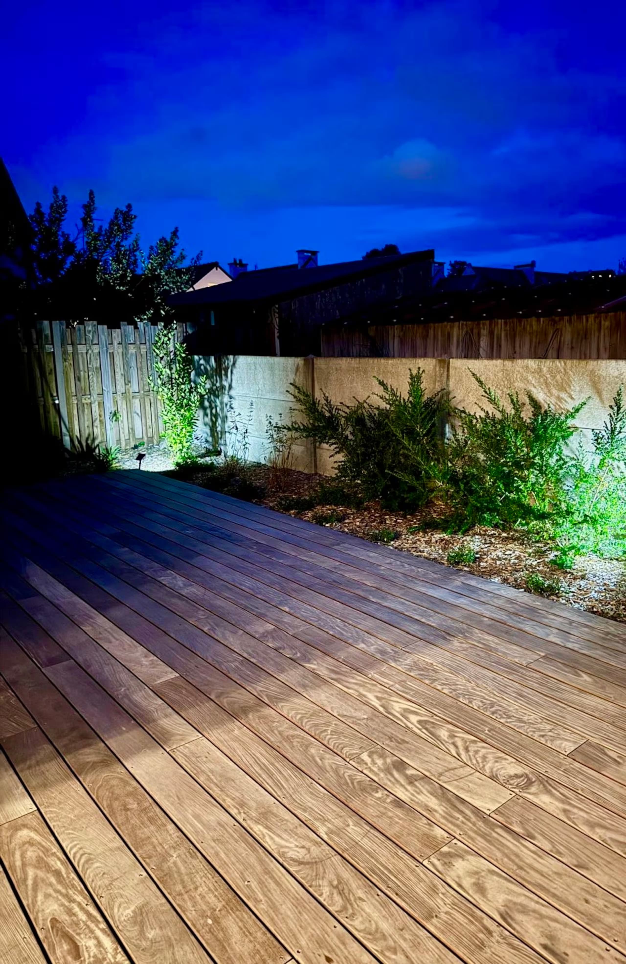 Terrasse en bois éclairée au crépuscule