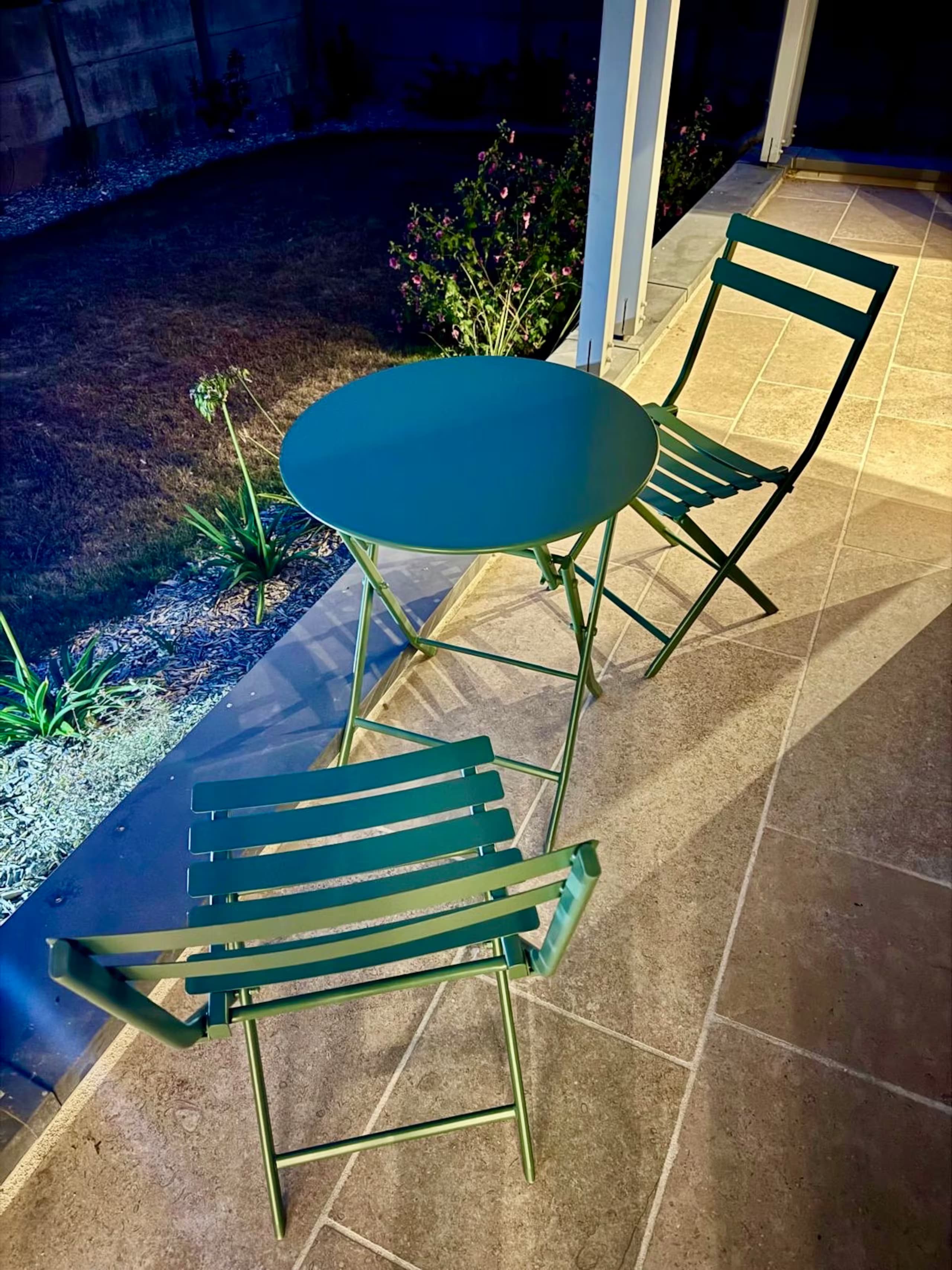 Petite table bistrot verte et deux chaises pliantes