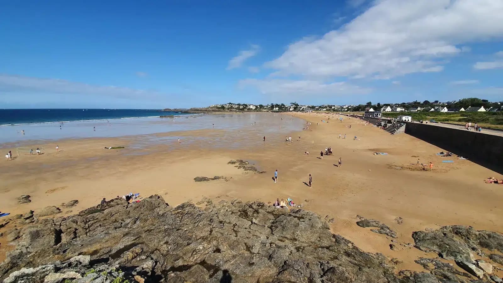 La grande plage de Longchamp à marée basse, vue depuis les rochers